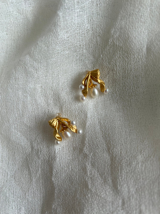 Leaf pearl ear stud, 14k gold plated earrings, 3D leaf earrings