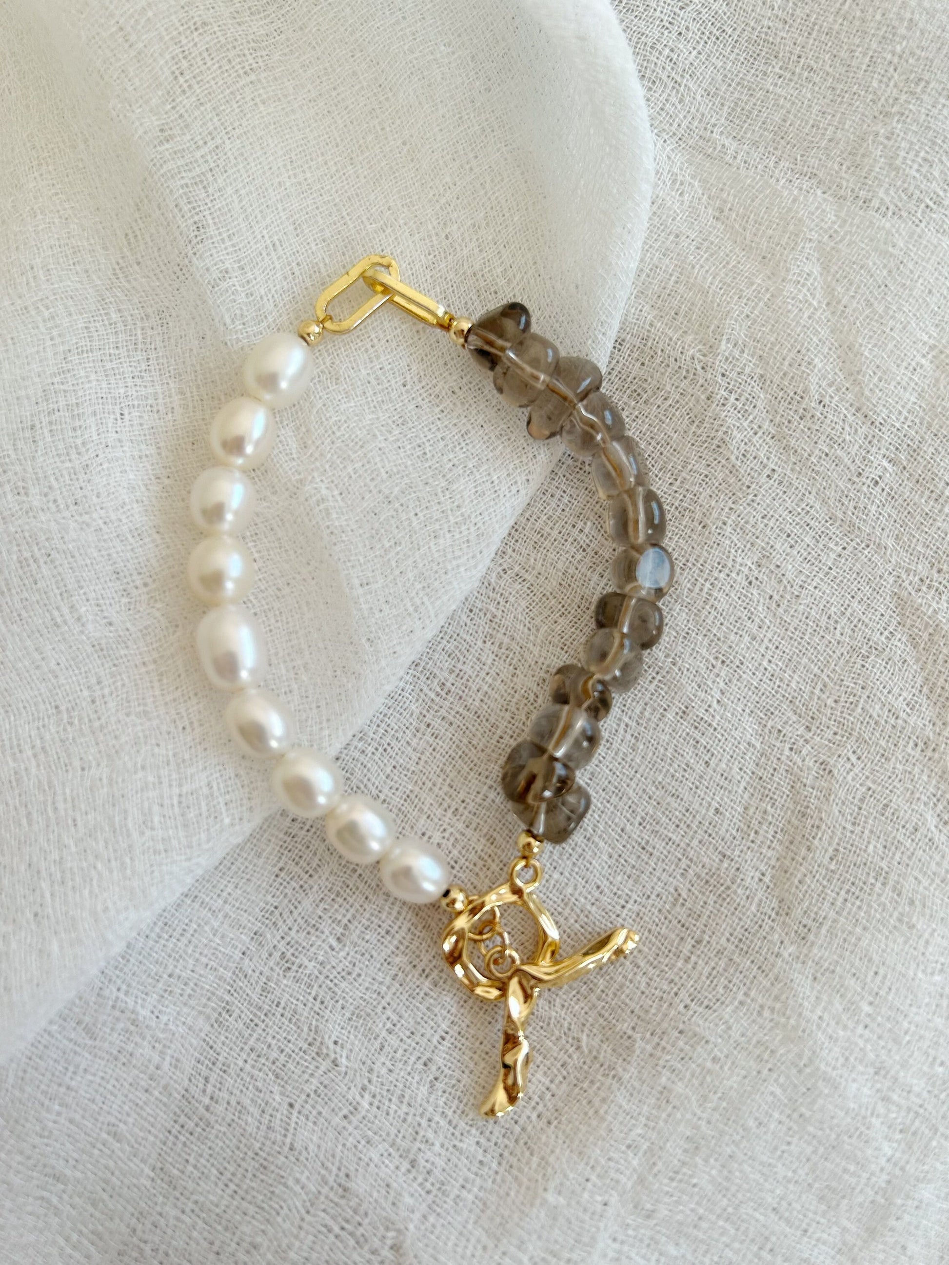 Dainty smoky quartz bracelet, elegant freshwater pearl bracelet, Half gemstone half pearl bracelet